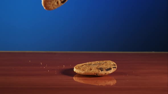 Cookies falling and bouncing in ultra slow motion 1500fps - reflective surface - COOKIES alt
