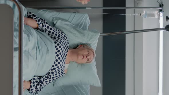 Vertical Video Doctor and Nurse Using Oxygen Tube Mask for Aged Patient alt