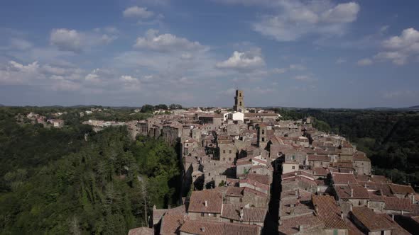 -SHOT: descriptive empty frontal-DESCRIPTION: drone video over the side of Pitigliano, Italy-HOUR. alt