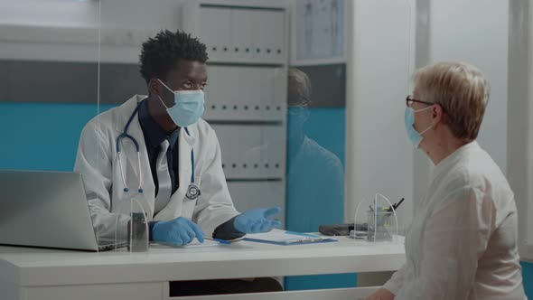 Doctor of African American Ethnicity Having Appointment alt