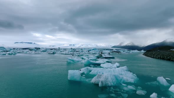 Scenic View of Icebergs in Jokulsarlon Glacier Lagoon Iceland at Dusk alt