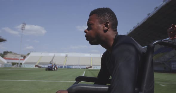 Trainer Encouraging Disabled Athlete alt