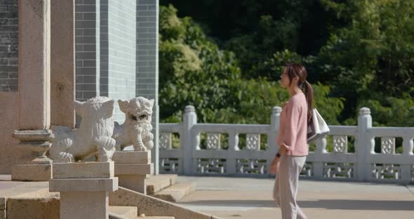 Woman visit traditional chinese temple alt