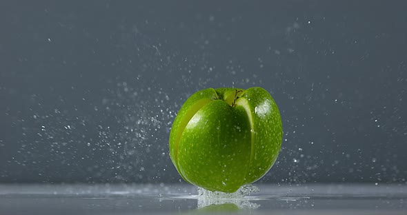 Granny Smith Apple, malus domestica, Fruit falling on Water against Black Background, Slow Motion 4K alt