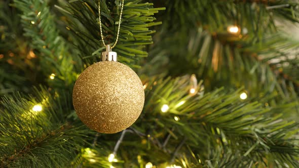 Golden color Christmas ornament close-up 4K 2160p 30fps UltraHD footage - Sparkling  gold bauble on  alt