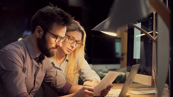 Briefing Meeting Brainstorming Collaboration Partners. Client Interacting Discussing Ideas. alt