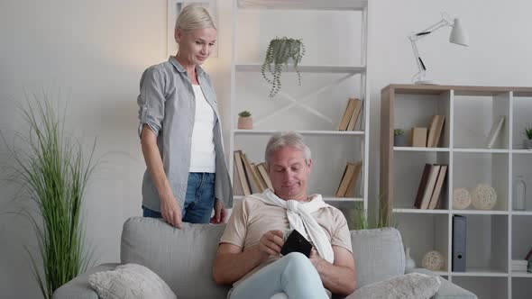 Family Money Husband Support Budget Spreading alt