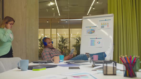 Female Boss Catching Employee Playing Game at Work alt