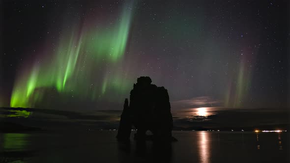 Time Lapse of Northern Lights above Hvítserkur, Iceland with Moonrise alt