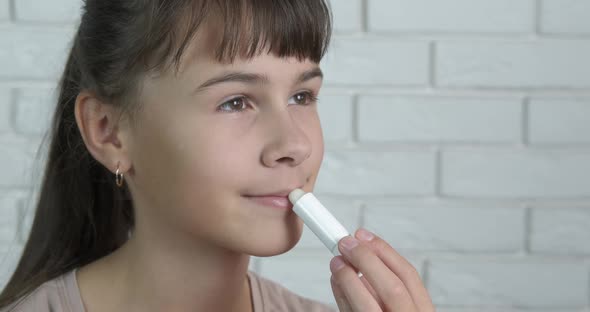 Teen Use Cosmetics at Home alt