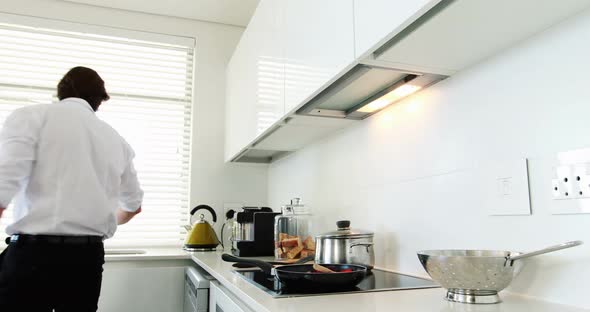 Man preparing a food in kitchen alt