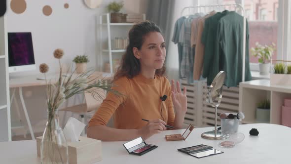 MUA Female Blogger Showing Eye Shadow alt