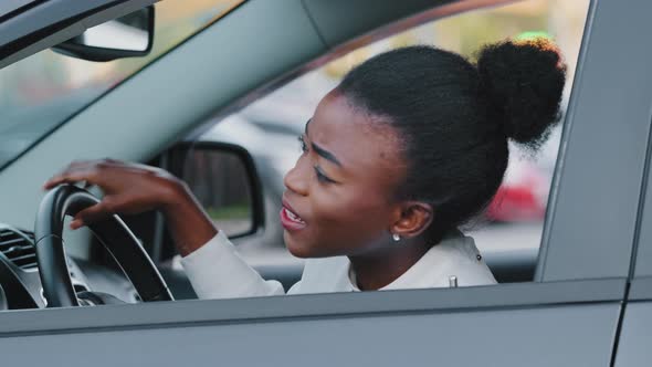 Young Afro American Girl Driver Stressed African Ethnic Woman Sitting in Car in Traffic Jam alt