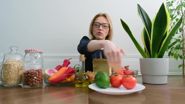 Female Nutritionist Talking About Healthy Eating Showing Healthy Food Plate alt