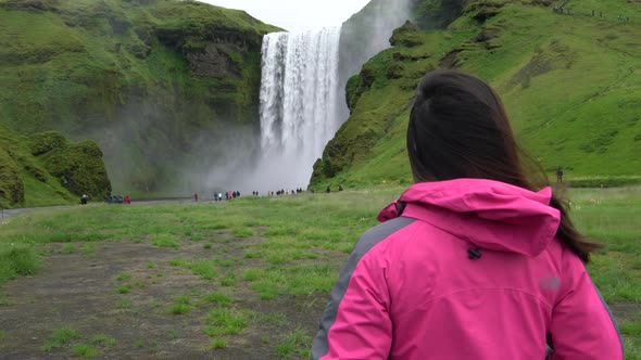 Traveler Travel to Skogafoss Waterfall in Iceland alt