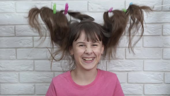 Teen dry the hair.  alt