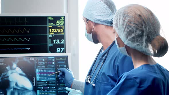 Professional medical doctors working in emergency medicine. Portrait of surgeon and the nurse. alt