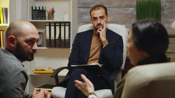 Relationship Specialist Helping Husband and Wife alt