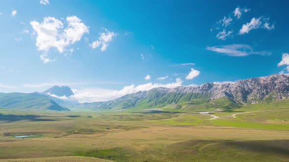 Time lapse: clouds moving in blue sky, sunny day on the mountains, view point over rocky mountain pe alt