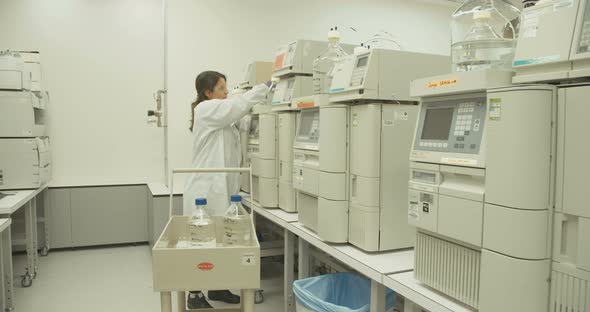 Scientist working with mass spectrometer in a pharmaceutical laboratory conducting experiments alt
