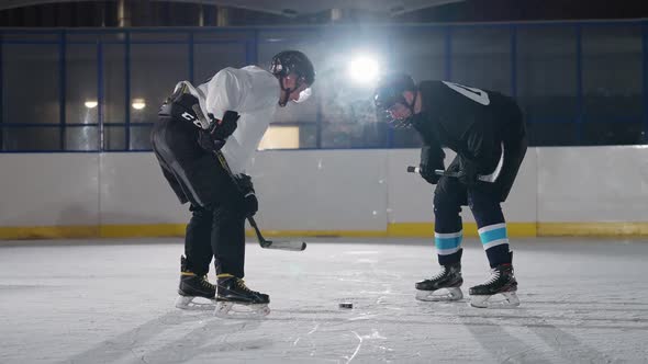 Slow Motion Confrontation of Two Hockey Players Rival Teams Start the Game Hockey Players in alt