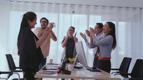 Successful Business People Celebrating Project Success at Office alt