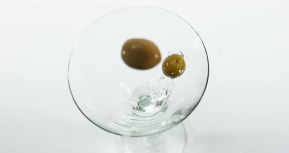 Green Olives, olea europaea, Falling into a Glass of Vermouth, Slow Motion 4K alt
