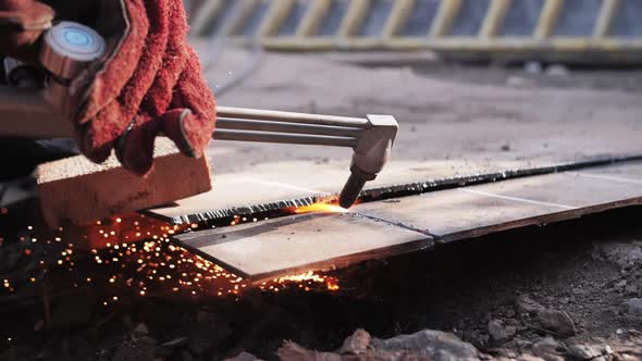 gas cutting of metal, sparks fly alt