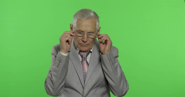 Elderly Businessman in Suit Thinks About Something. Old Thoughtful Senior Man alt