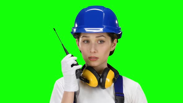 Bilder Girl Wearing Wearing Talks on the Walkie Talkie. Green Screen. Close Up alt