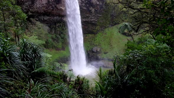 A Huge Plunge Waterfall in New Zealand alt