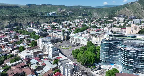 Flying over column of freedom in the center of the city. St. George monument of liberty in Tbilisi alt