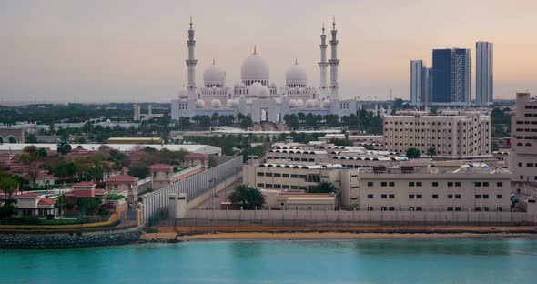 The Sheikh Zayed Grand Mosque in Abu Dhabi alt