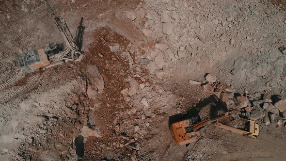 Excavator Fills Dump Truck alt