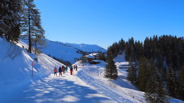 ski area in the Swiss alps with people and chairlifts in the winter ski area of ​​Beckenried alt