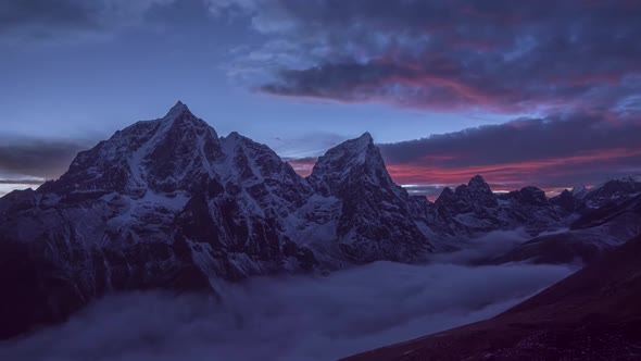 Taboche and Cholatse Mountains at Evening Twilight. Himalaya, Nepal alt
