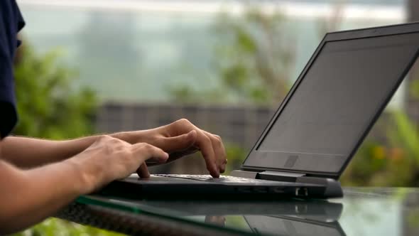 Man Uses Programming Language To Create Website alt