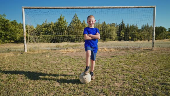 Football player with the ball on the football field near the gate alt