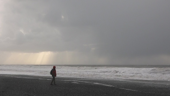 Beautiful nature in Iceland. Huge waves crashing and splashing on a Black Beach. Basalt rocks. alt