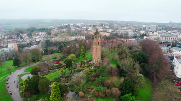 aerial drone view of Cabot Tower, Bristol University and Brandon Hill. city ​​center. 4k Videos alt