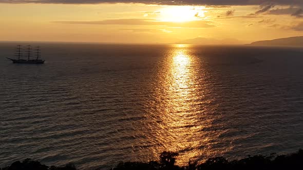 4 to video, shooting the golden hour of sunset at sea, a lonely sailboat, a golden path from the set