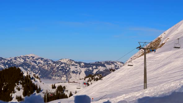 ski area in the Swiss alps with people and chairlifts in the winter ski area of ​​Beckenried alt