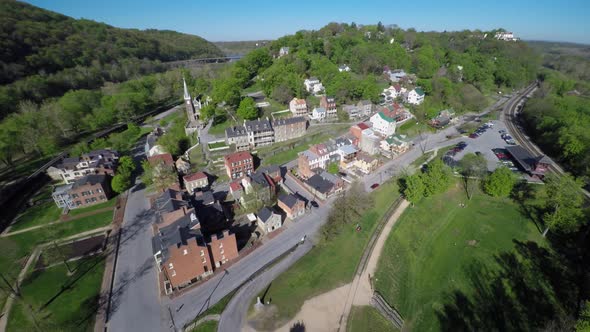 Harpers Ferry National Park is situated at the confluence of the Potomac & Shenandoah rivers where M alt