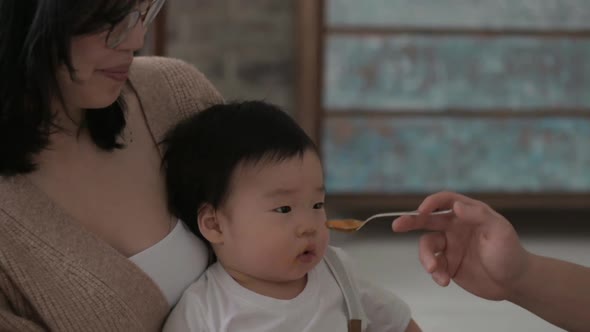 Feeding baby. Care and maintenance of baby's nutrition alt