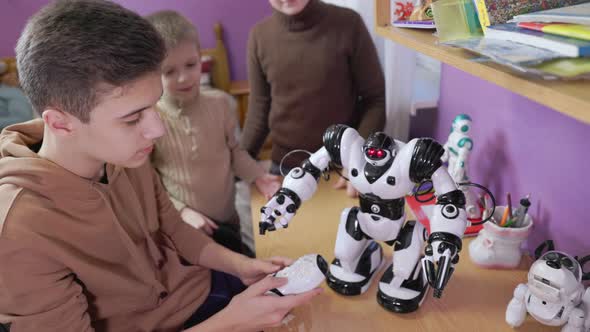 Kids Playing with Robots alt