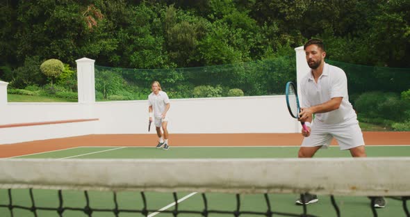 Tennis players playing a point alt