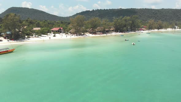 Shallow cristal clear blue water of Saracen Bay beach in Koh Rong Sanloem, Cambodia alt