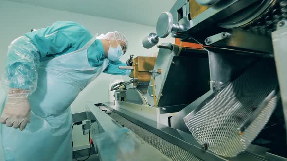 Transporter Machine with Pills Is Getting Examined By a Pharmacologist alt