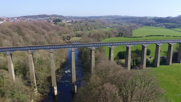 A Narrow Boat, canal boat Crossing the Pontcysyllte Aqueduct famously designed by Thomas Telford, lo alt