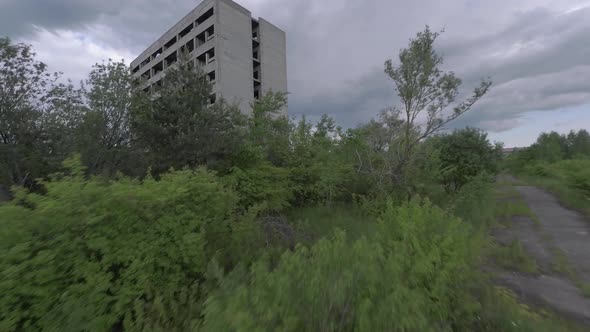 FPV Drone Flies Maneuverable Through an Abandoned Building alt